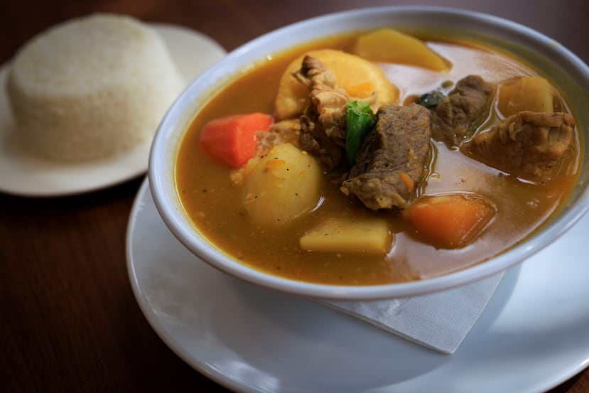 Entre las especialidades que caracterizan su propuesta gastronómica figuran cabrito al vino y la tradicional carne guisada.