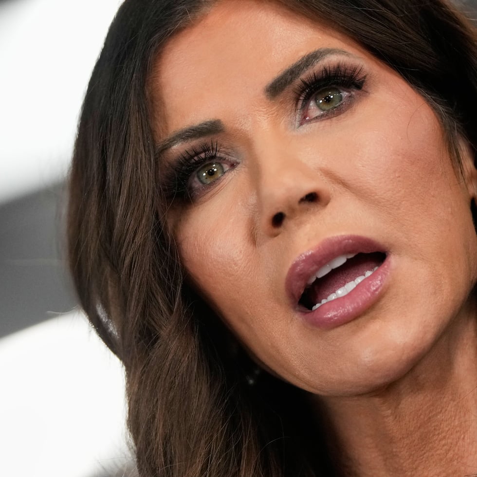 Los llamados para que Noem se retire de su puesto continúan incrementándose tras la muerte a tiros en Minneapolis de dos personas que protestaban contra las redadas migratorias.