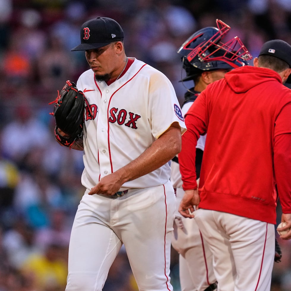 Eduardo Rivera, de los Red Sox, a su salida del montículo en la misma primera entrada ante Baltimore.