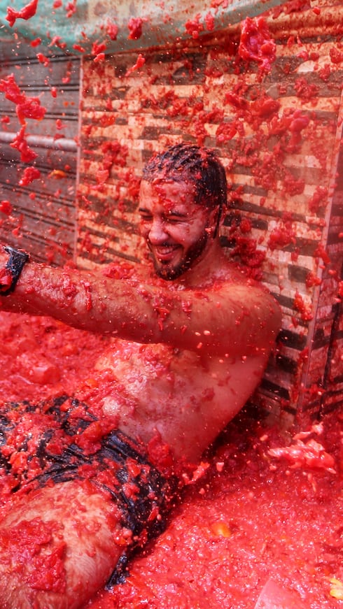Anualmente, la ciudad de Valencia, en Espeña, celebra el evento conocido como la "Tomatina", una batalla de tomates donde cientos de turistas y locales acuden a la guerra, que dura 60 minutos.