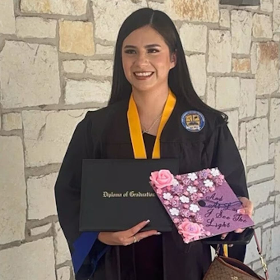 ARCHIVO - En esta foto sin fecha facilitada por su abogado, Todd Pomerleau, en enero de 2025, Any Lucia Lopez Belloza celebra su graduación del instituto en Texas. (Abogado de Any Lucia Lopez Belloza via AP, Archivo)
