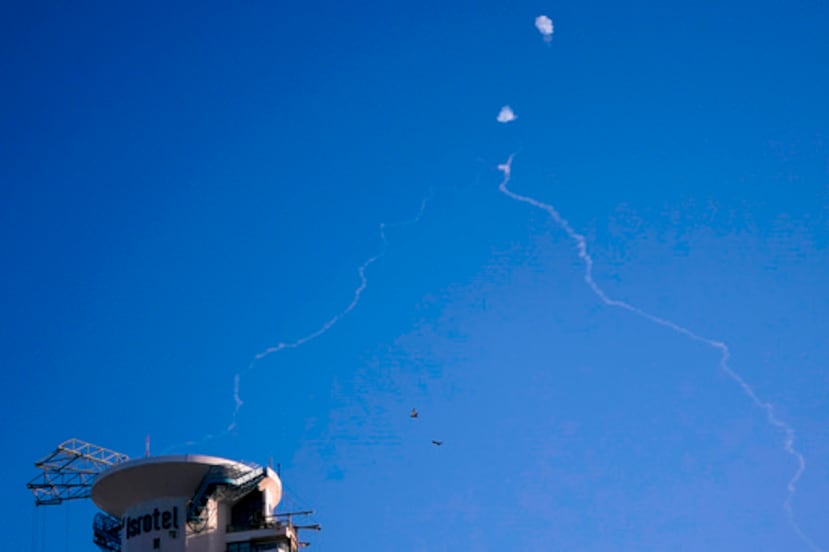 ARCHIVO - El sistema antimisiles Cúpula de Hierro se lanza para interceptar misiles mientras suenan sirenas antiaéreas en Tel Aviv el 23 de octubre de 2024. (Nathan Howard/Pool foto via AP, Archivo)
