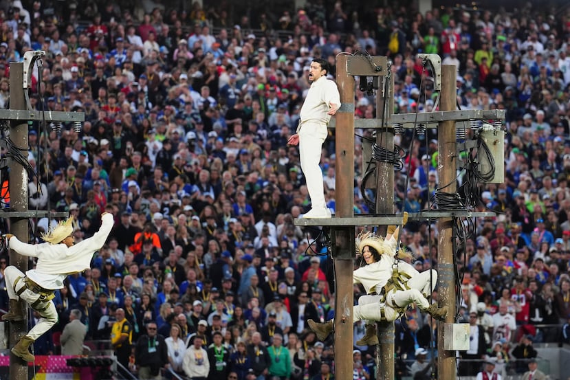 Bad Bunny en su presntación del medio tiempo del Super Bowl. (AP Photo/Godofredo A. Vásquez)