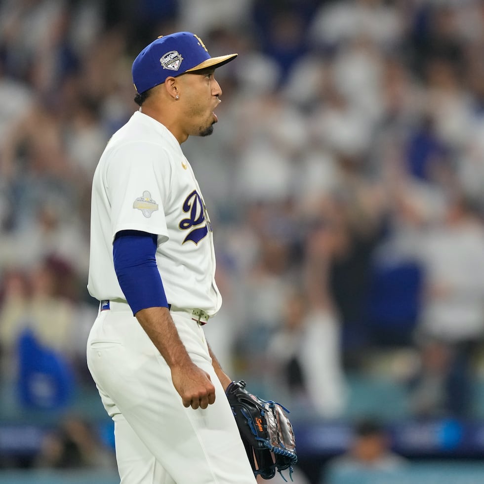 Edwin Díaz celebra luego de lograr su primer salvamento con el uniforme de los Dodgers.