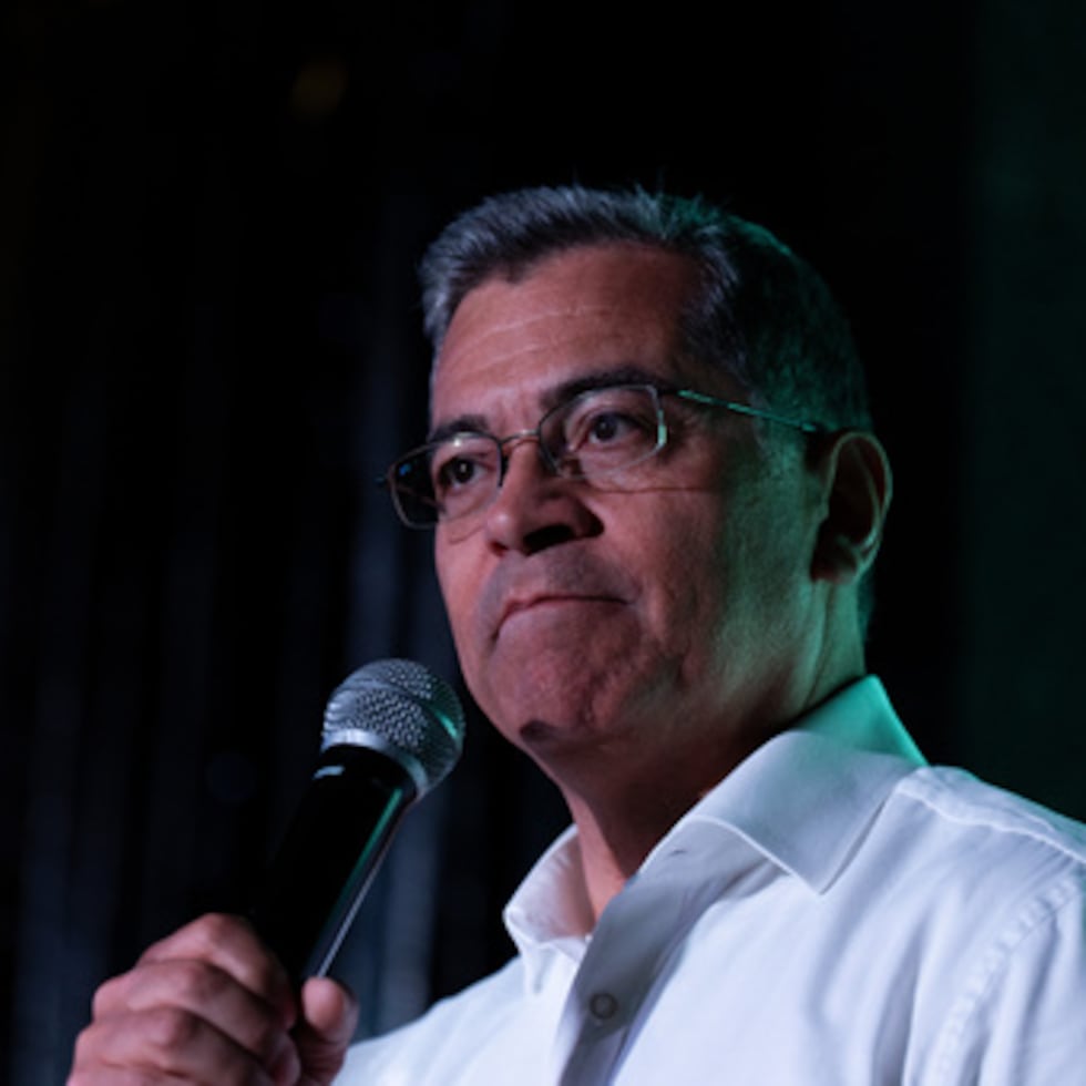 El candidato a la gobernación de California, Xavier Becerra, habla en un evento de campaña en West Hollywood, California, el jueves 28 de mayo de 2026.