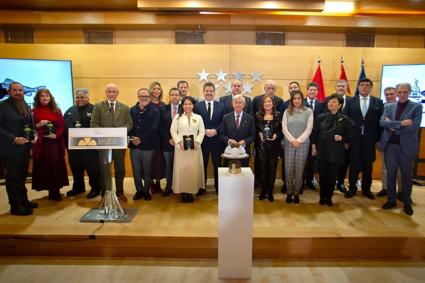 Grupo de premiados junto a dignatarios del Gobierno de España y altos cargos dentro de la Academia Iberoamericana de Gastronomía, en Madrid, España.