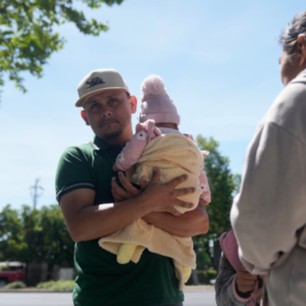 Oliverio Mora Huerta, izquierda, es entrevistado con su familia antes de ir a la Corte de Inmigración el martes 12 de mayo de 2026, en Concord, California.