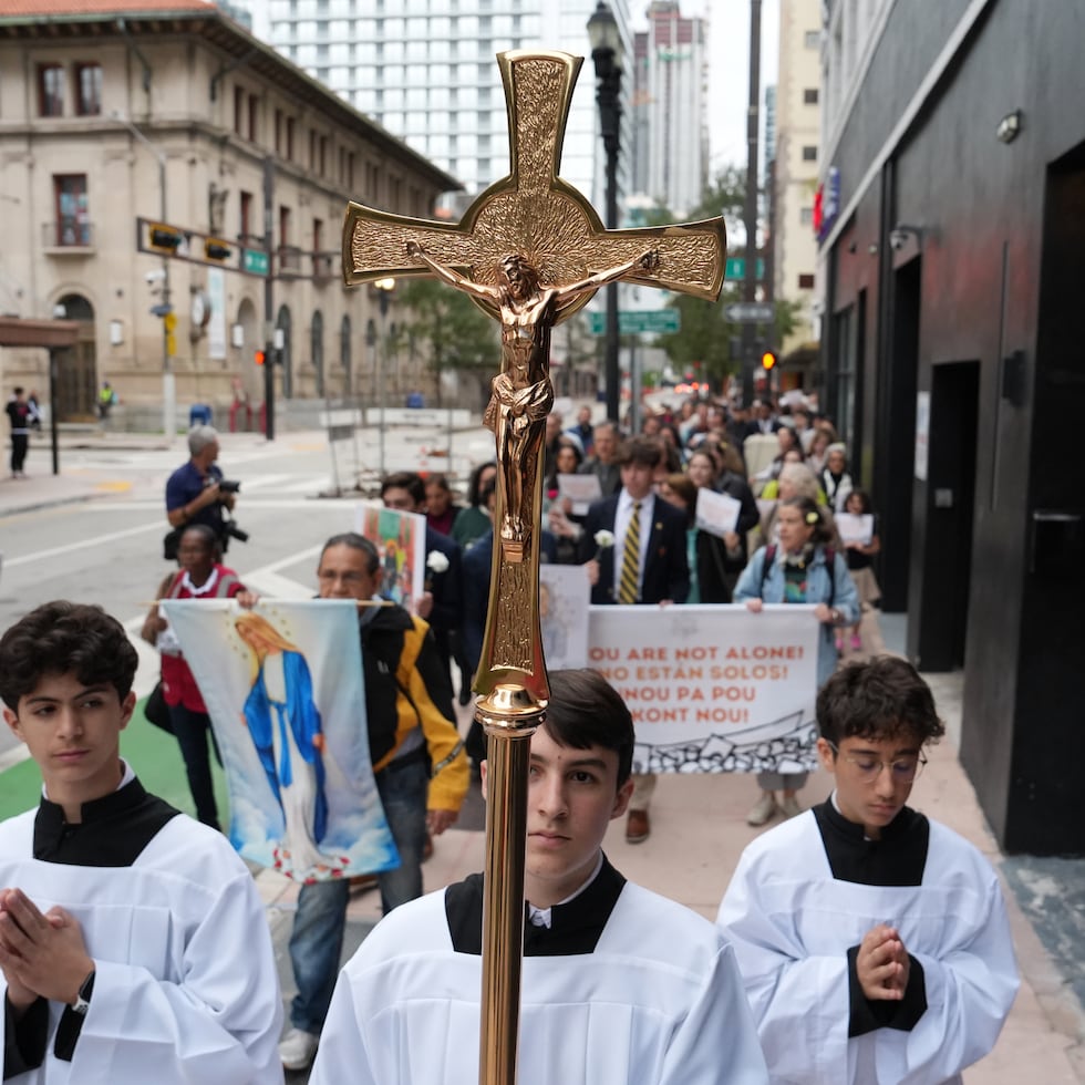 Personas participan en una procesión proinmigración este miércoles, en Miami.