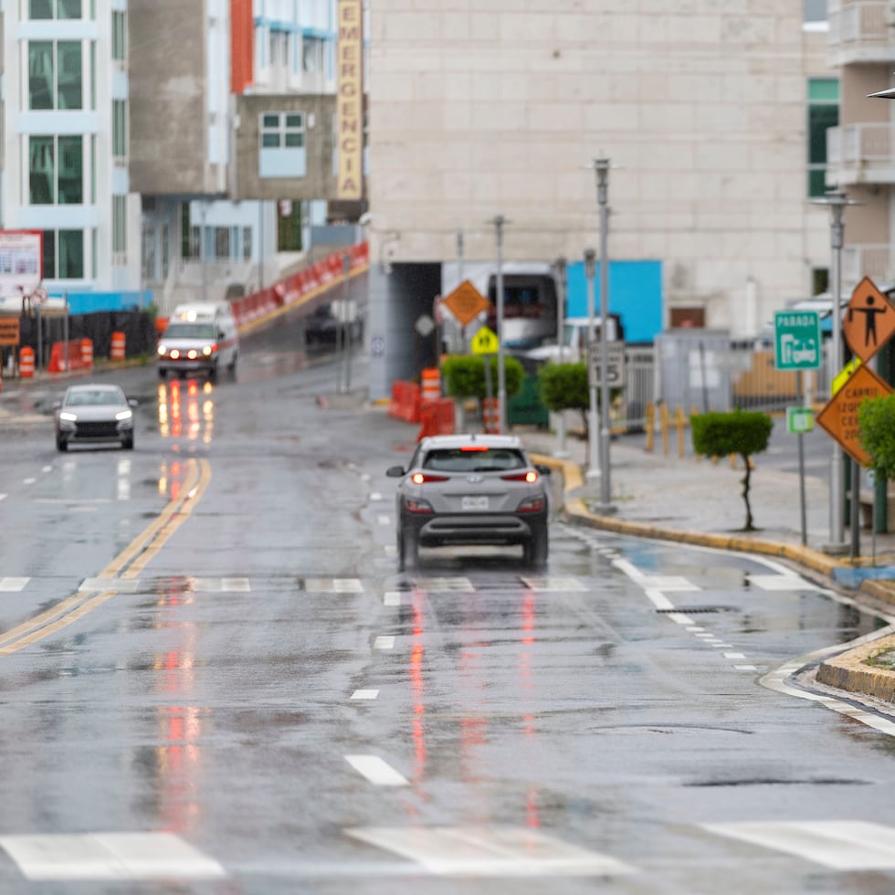 Low concentrations of Saharan dust are also observed in the region.