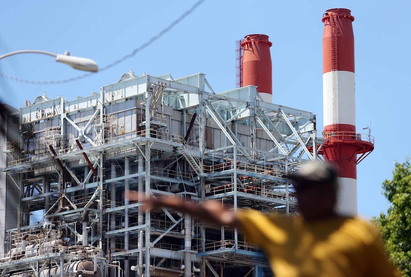 La Central Aguirre es una de las generadoras de la AEE que, de acuerdo a la EPA, es una de las fuentes principales de emisiones contaminantes.