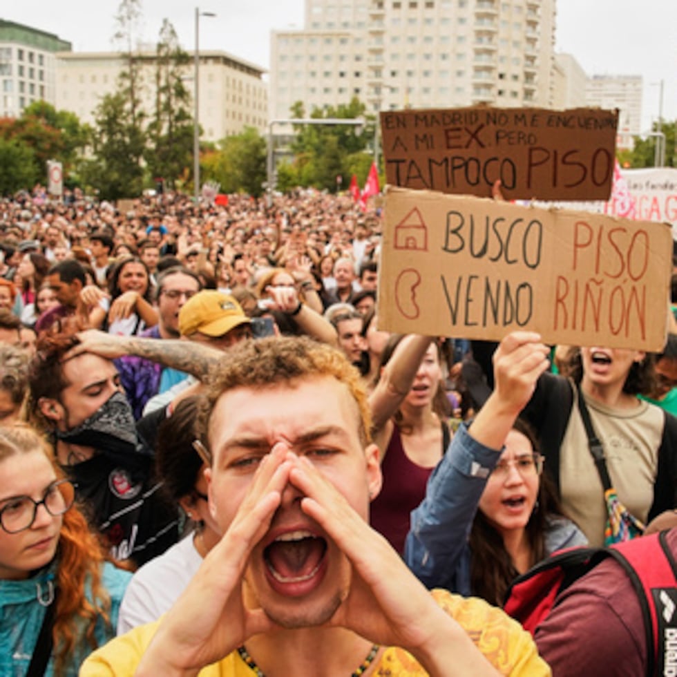 Varias personas se manifiestan para exigir leyes más estrictas que protejan a los inquilinos en Madrid, España, el sábado 3 de octubre de 2026. La pancarta reza en español: "Busco piso, vendo un riñón". (Foto AP/Andrea Comas)