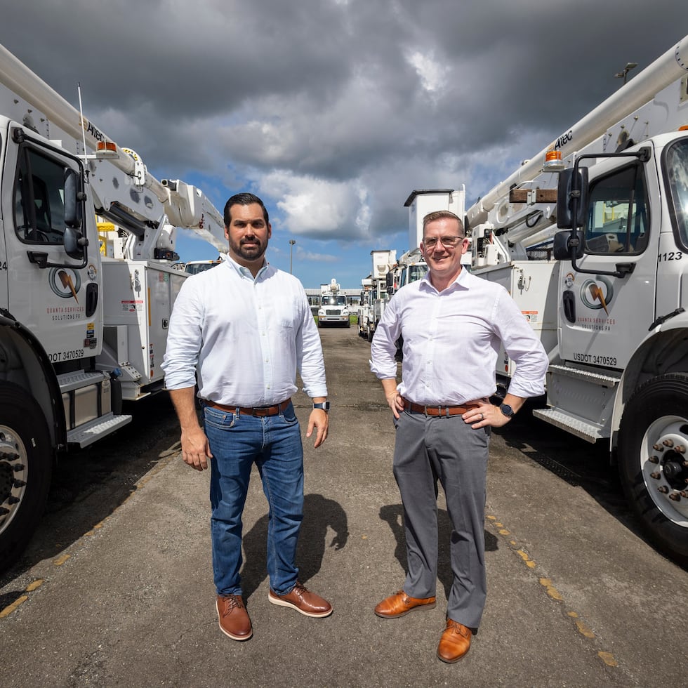 Berríos Portela and Dahlen, head of Business Development and vice president of Quanta Services Solutions, respectively, with part of the fleet of specialized trucks.