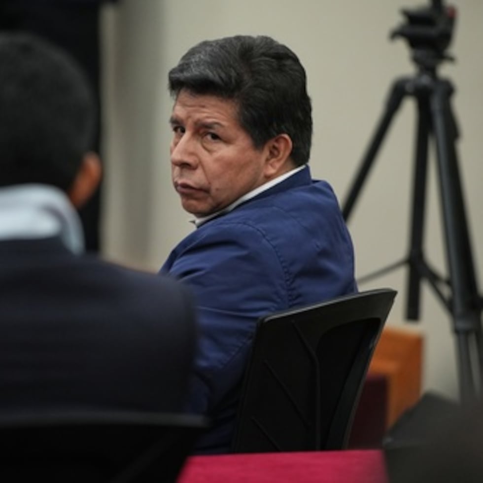 El ex presidente Pedro Castillo, quien enfrenta cargos de rebelión y otros delitos contra el Estado, asiste a su audiencia de sentencia en una base policial en las afueras de Lima, Perú, el jueves 27 de noviembre de 2025. (AP Photo/Guadalupe Pardo)