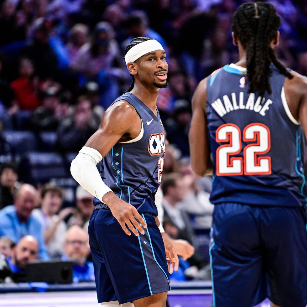 Shai Gilgeous-Alexander y Cason Wallace durante la victoria del Thunder sobre los Mavericks.