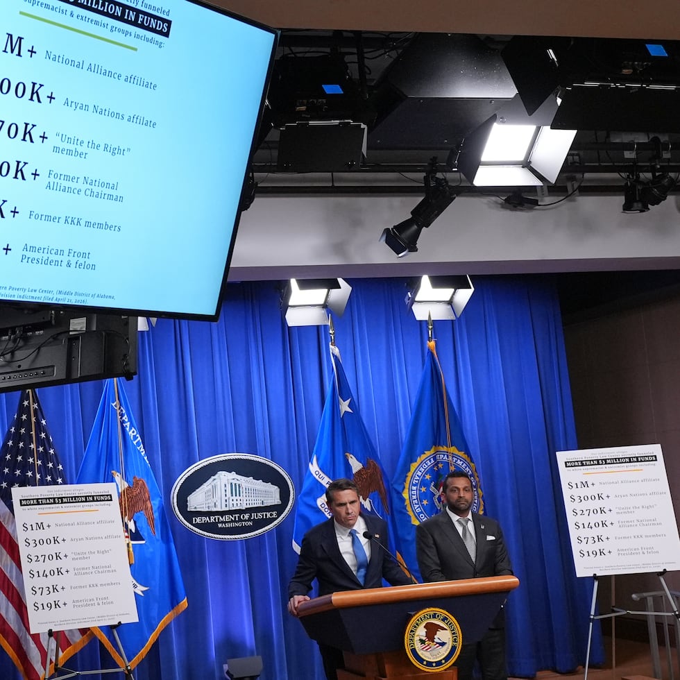 El SPLC ha enfrentado intensas críticas de los conservadores, quienes lo acusan de difamar injustamente a organizaciones de derecha que califica como grupos extremistas debido a sus posturas.