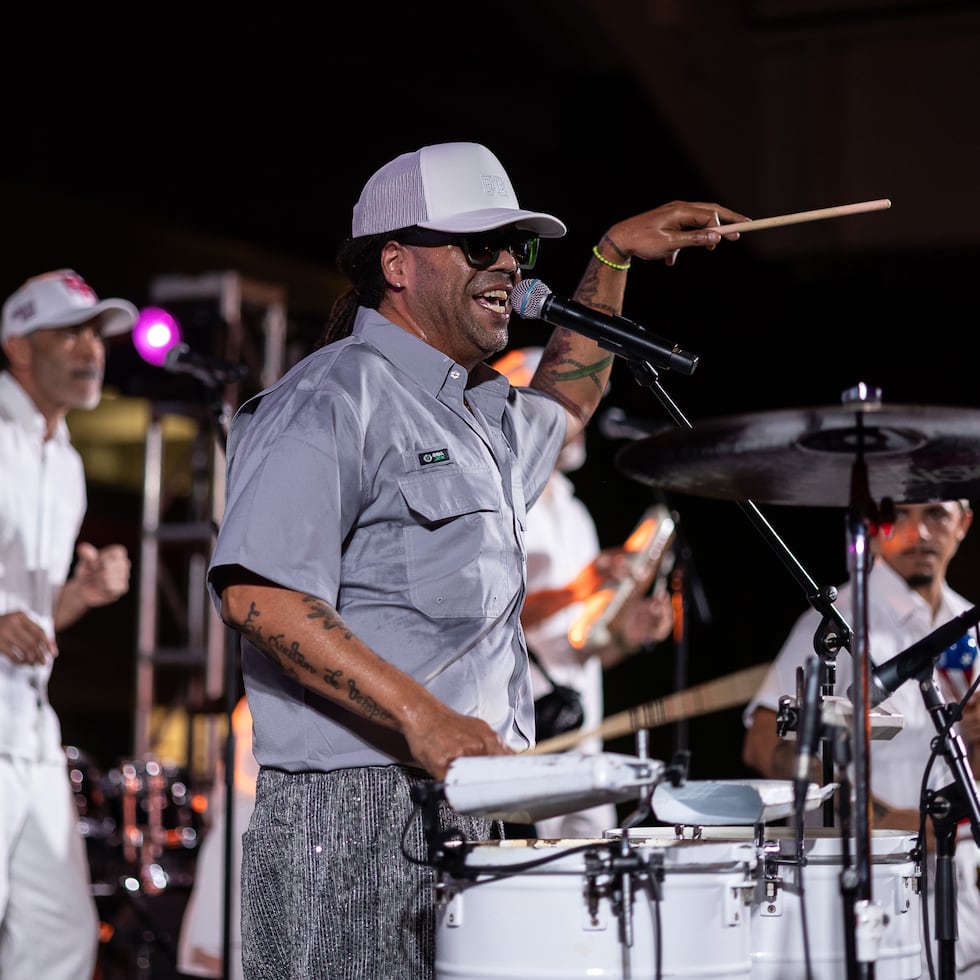 Sobre el escenario, Pirulo y La Tribu encendieron el ambiente con su estilo caribeño y contagioso.