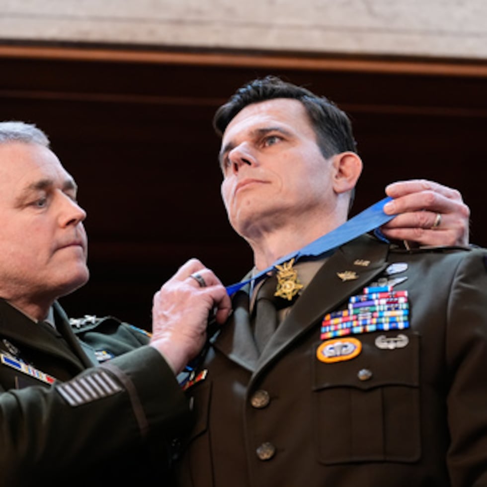 El suboficial jefe del Ejército de Estados Unidos Eric Slover vistió uniforme de gala para acudir al Congreso y utilizaba un andador para sostenerse.