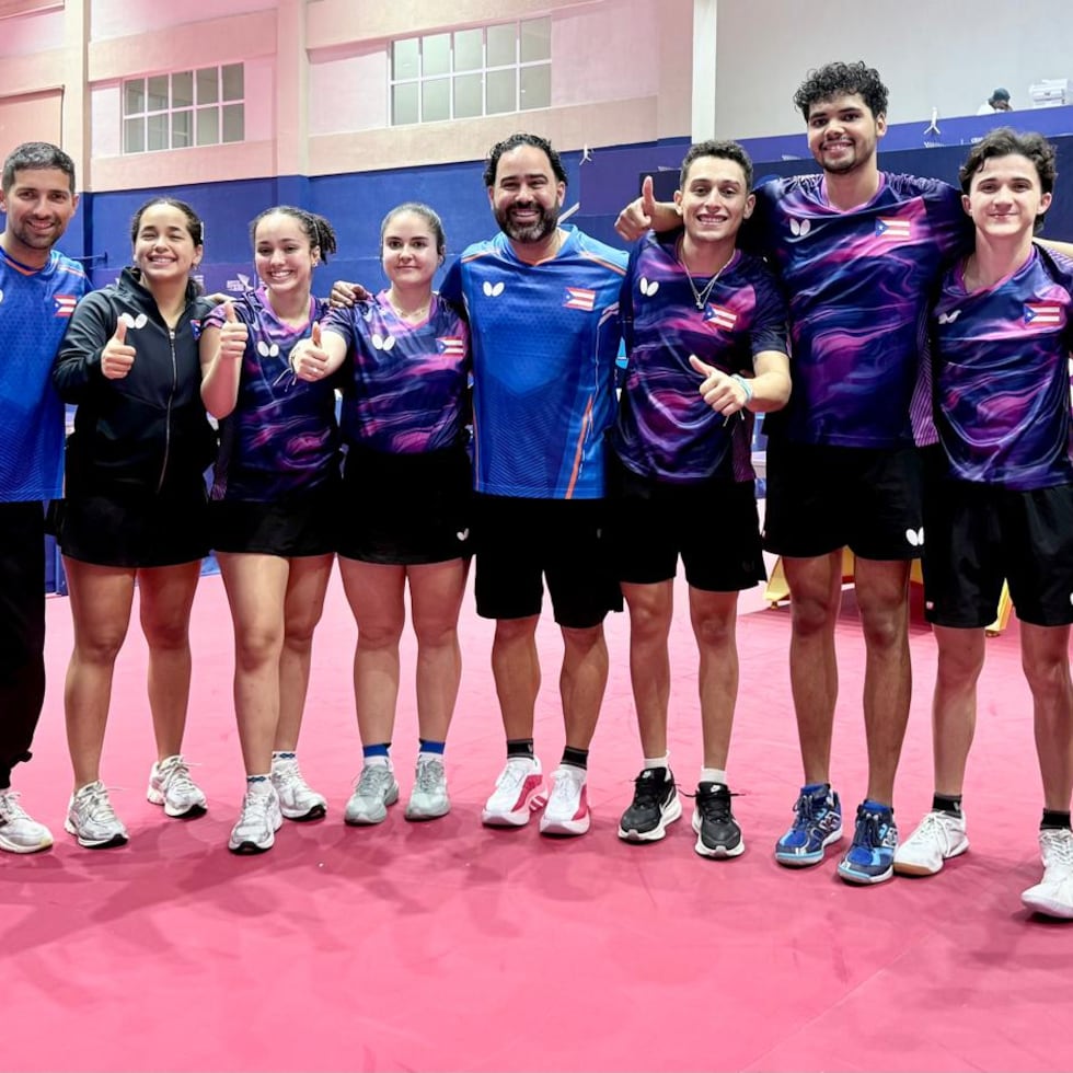 Los equipos de tenis de mesa de Puerto Rico celebran sus victorias.