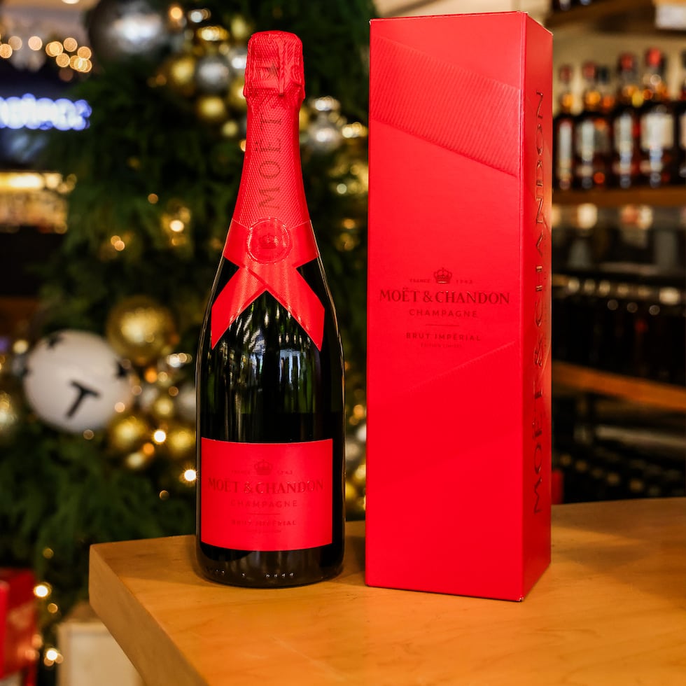 El espíritu de celebración llega con la edición navideña de Moët & Chandon.