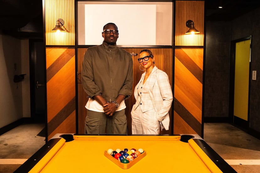 Ramón Clemente posa junto a Cristina Mancini desde el Distrito T-Mobile.