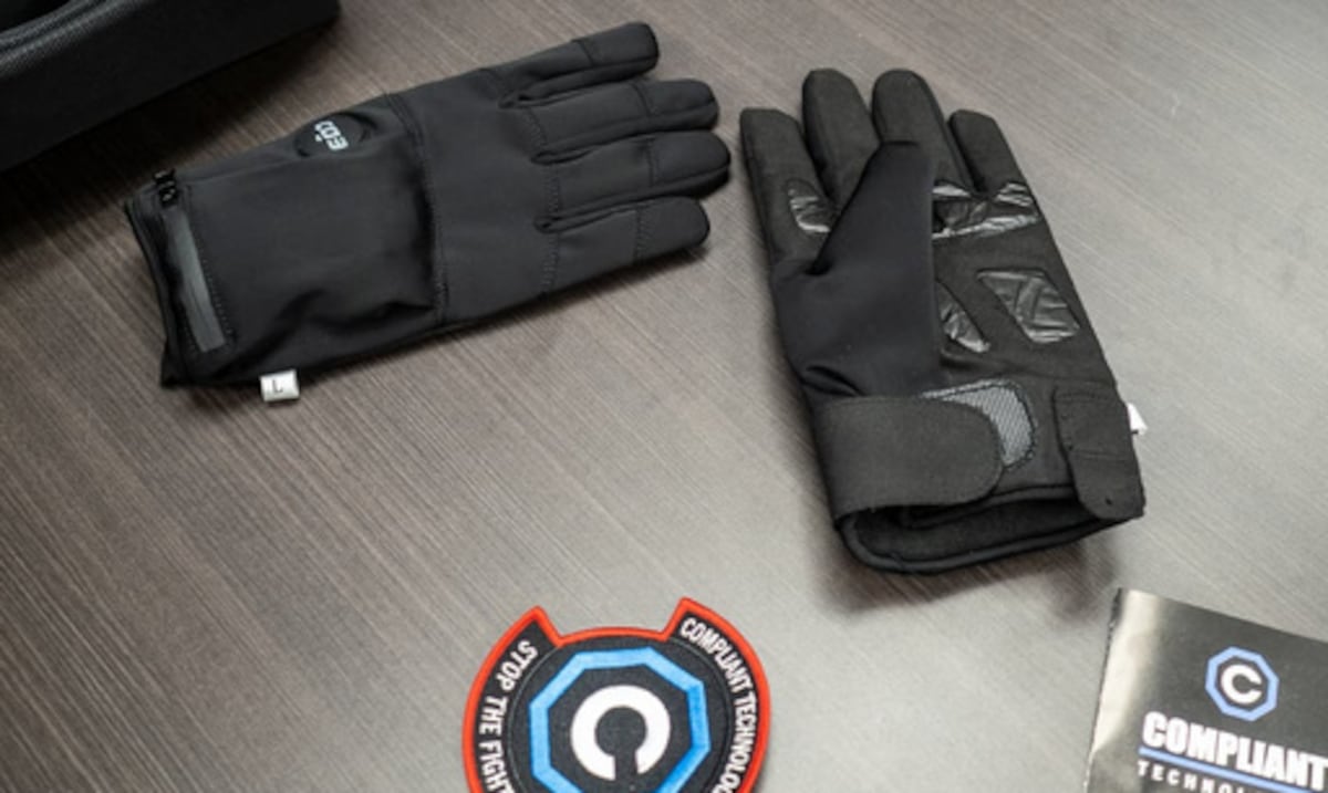 Congresistas y activistas rechazan contrato de $20M para guantes eléctricos del ICE
