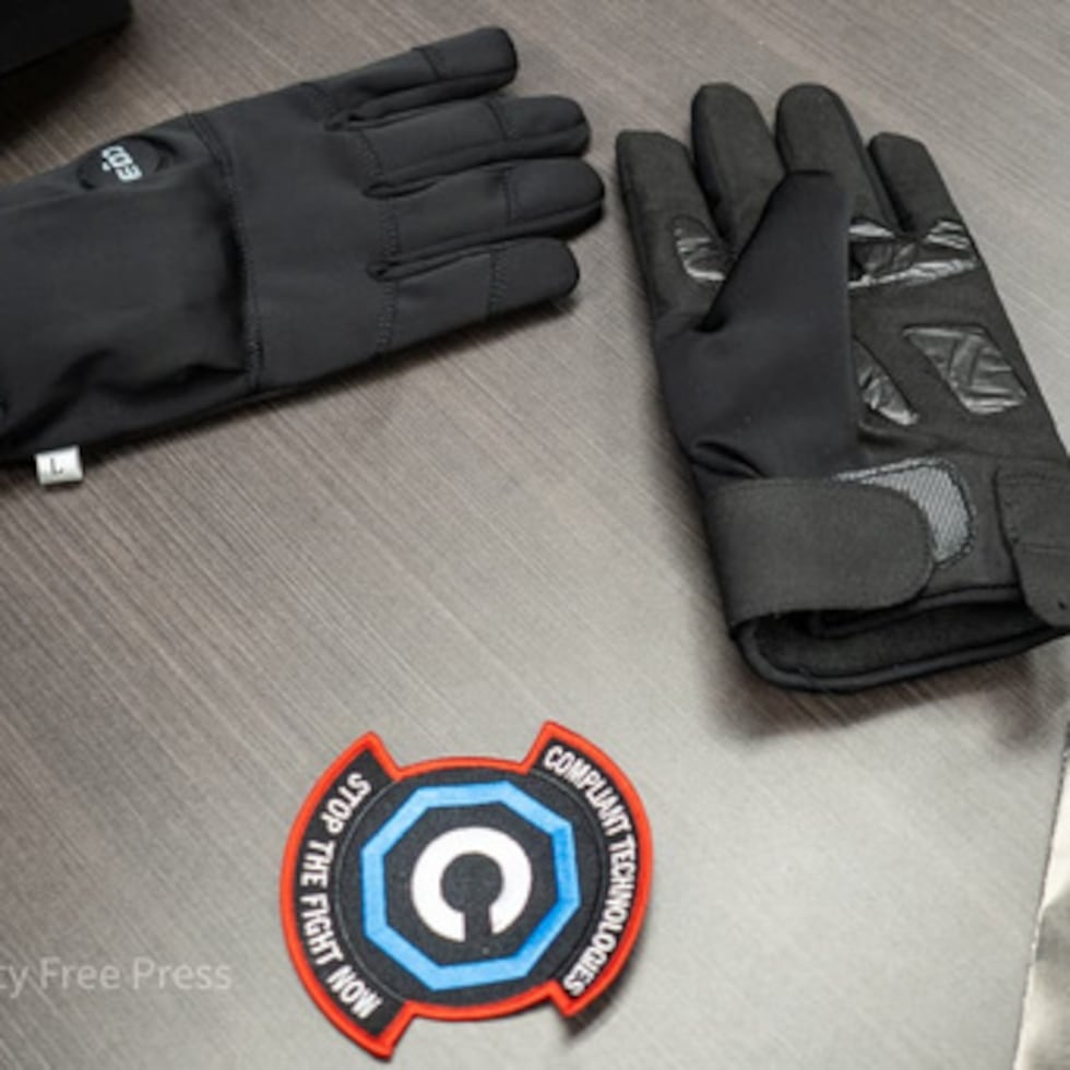 El dispositivo G.L.O.V.E., desarrollado por Compliant Technologies LLC, reposa sobre una mesa tras una demostración realizada en el Centro de Detención del Condado de Oklahoma, en Oklahoma City.