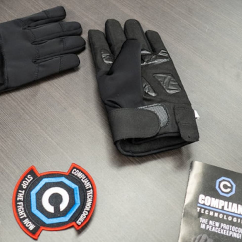 El dispositivo G.L.O.V.E., desarrollado por Compliant Technologies LLC, reposa sobre una mesa tras una demostración realizada en el Centro de Detención del Condado de Oklahoma, en Oklahoma City, el 22 de marzo de 2023.