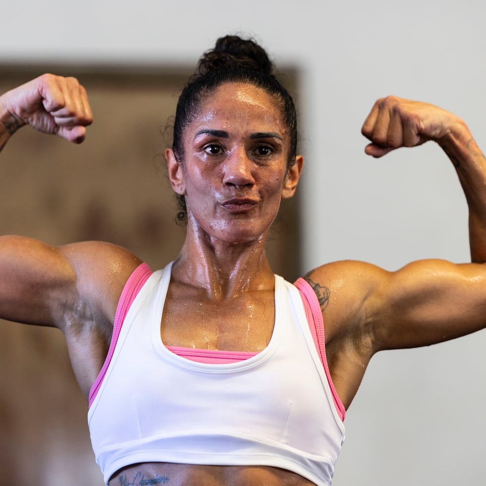 La boxeadora puertorriqueña trabaja técnica y condición física en el gimnasio.