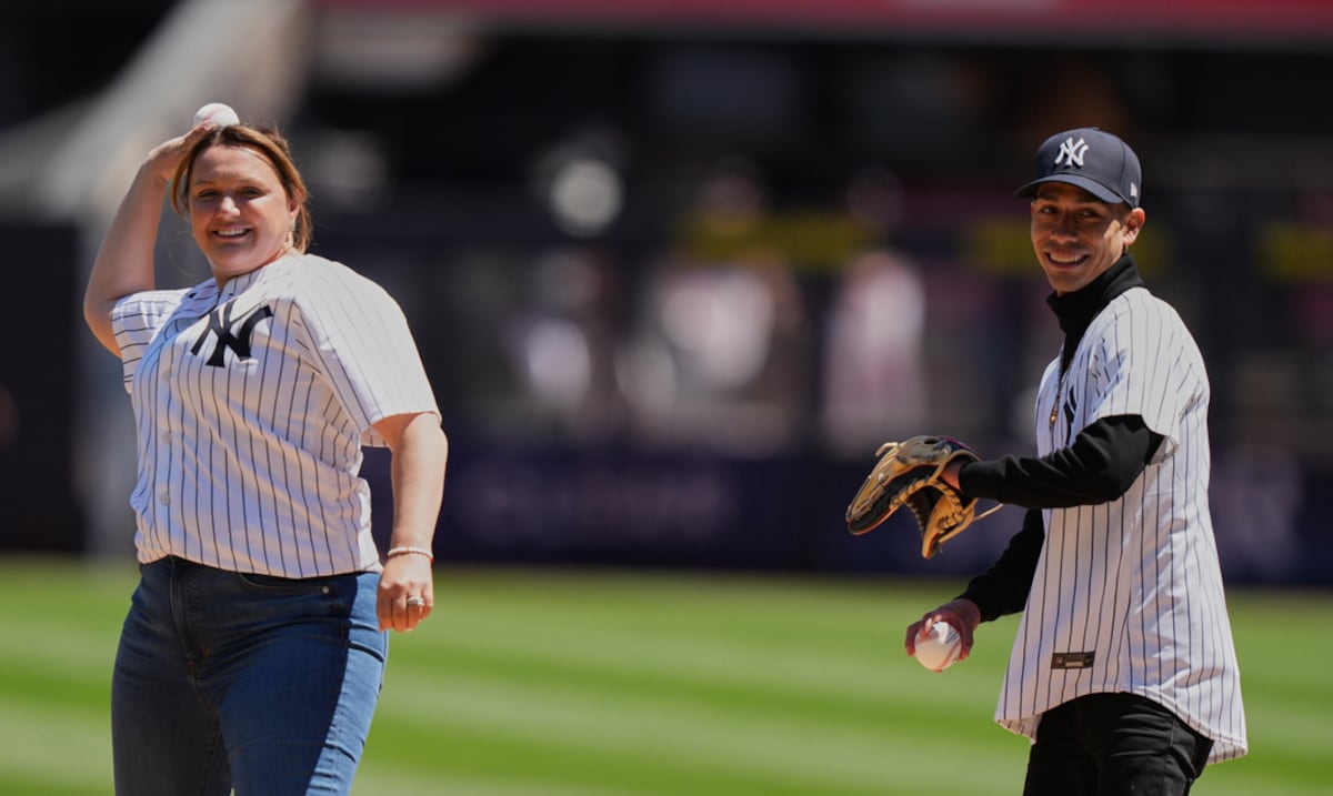 José Luis Ortiz realiza el primer lanzamiento en el Yankee Stadium con tributo a Elmer Rodríguez