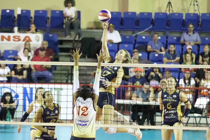 Kara McGhee, de las Cangrejeras, atacando contra las Valencianas en el último juego de cuartos de final.