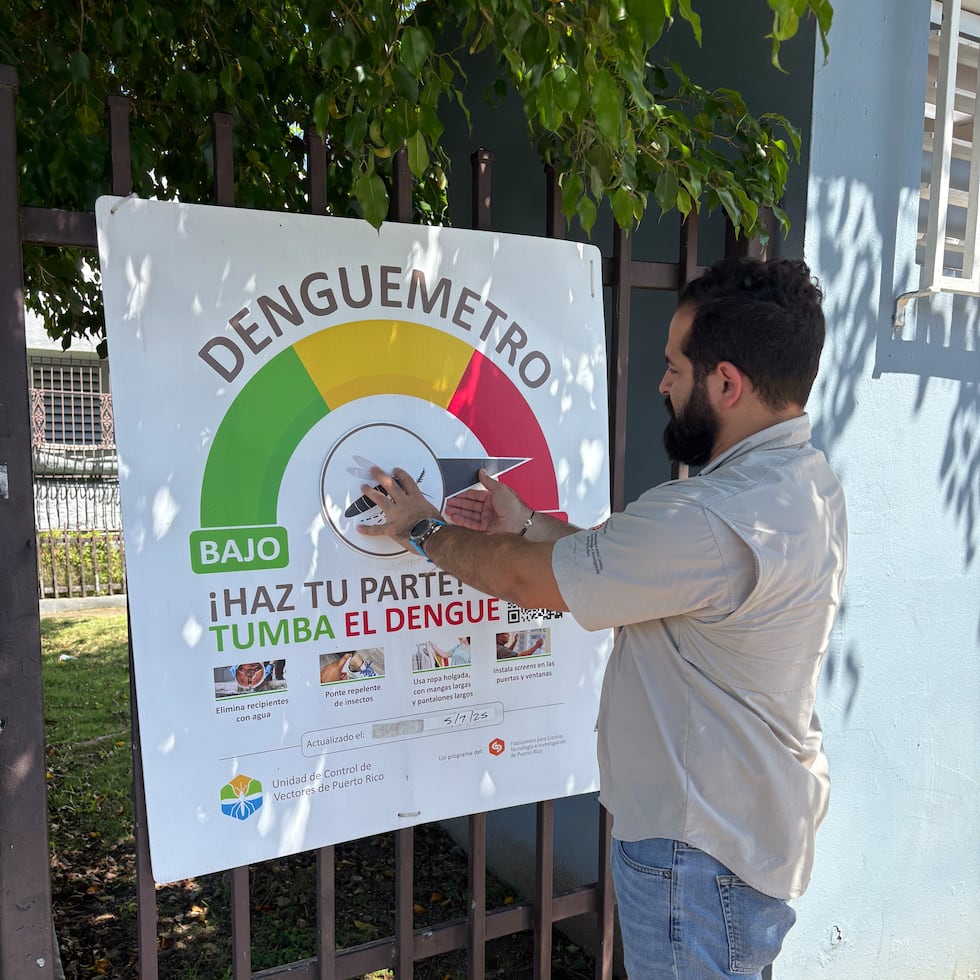 Como parte del programa, se colocaron “denguemetros” o carteles informativos sobre el riesgo de contagio de dengue en el área impactada.