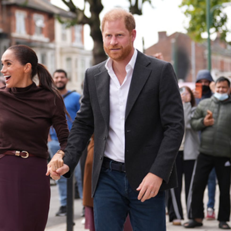 El príncipe Harry y Meghan, duque y duquesa de Sussex, visitan el Himmah Hub en Nottingham, Inglaterra, el jueves 15 de octubre de 2026. (Annabel Lee-Ellis/Foto de Pool vía AP)