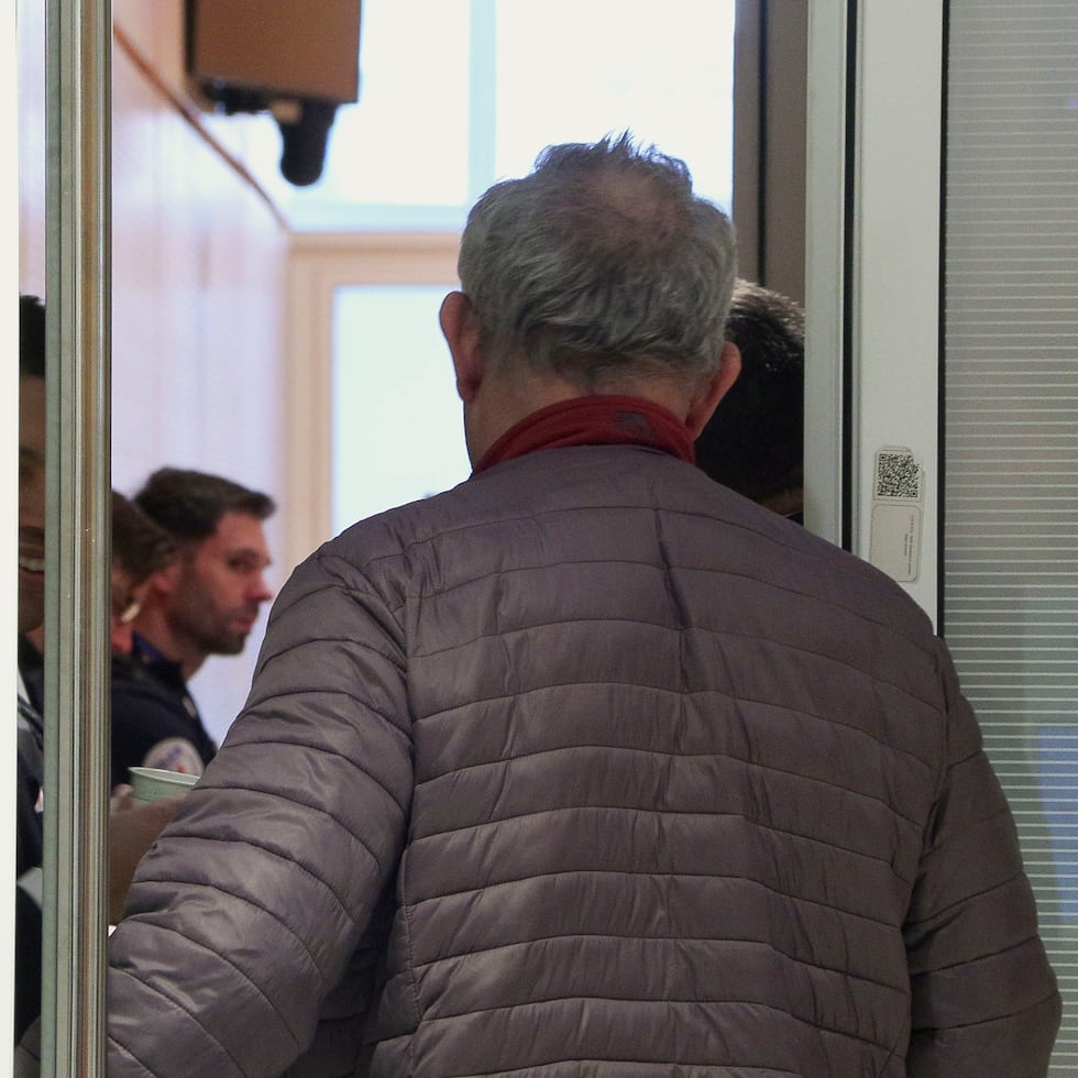 Acusados a su llegada al tribunal de París donde se juzga a diez personas por ciberacoso contra la primera dama de Francia, Brigitte Macron.