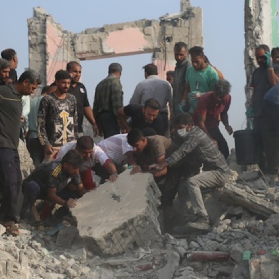 Rescatistas y residentes buscan entre los escombros tras lo que, según funcionarios iraníes, fue un ataque israelí-estadounidense contra una escuela primaria de niñas en Minab, Irán, sábado 28 de febrero de 2026. (Abbas Zakeri/Agencia de Noticias Mehr vía AP)