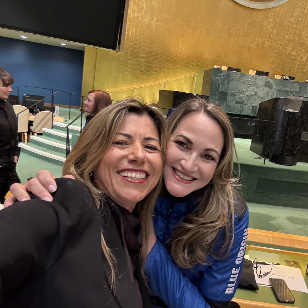 Deborah Maldonado y Deborah Martorell en el Salón de la Asamblea General de la Organización de las Naciones Unidas.