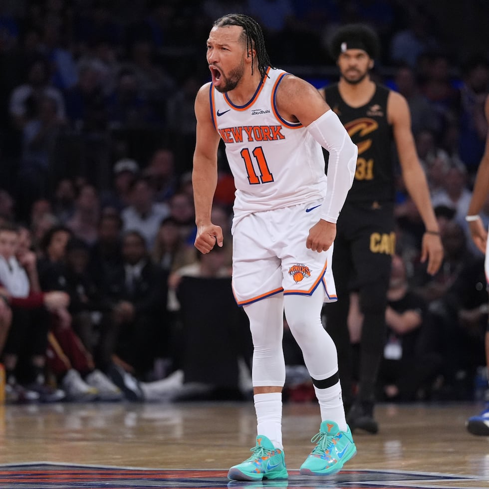 Jalen Brunson, de los Knicks de Nueva York, celebra tras anotar un canasto ante los Cavaliers de Cleveland en el primer juego de la final de la Conferencia del Este.