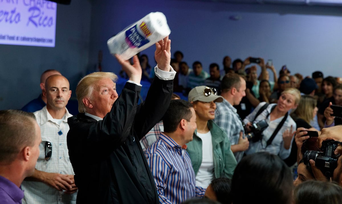 Trump promueve imagen lanzando papel toalla a PR y dice que llorará si es estado