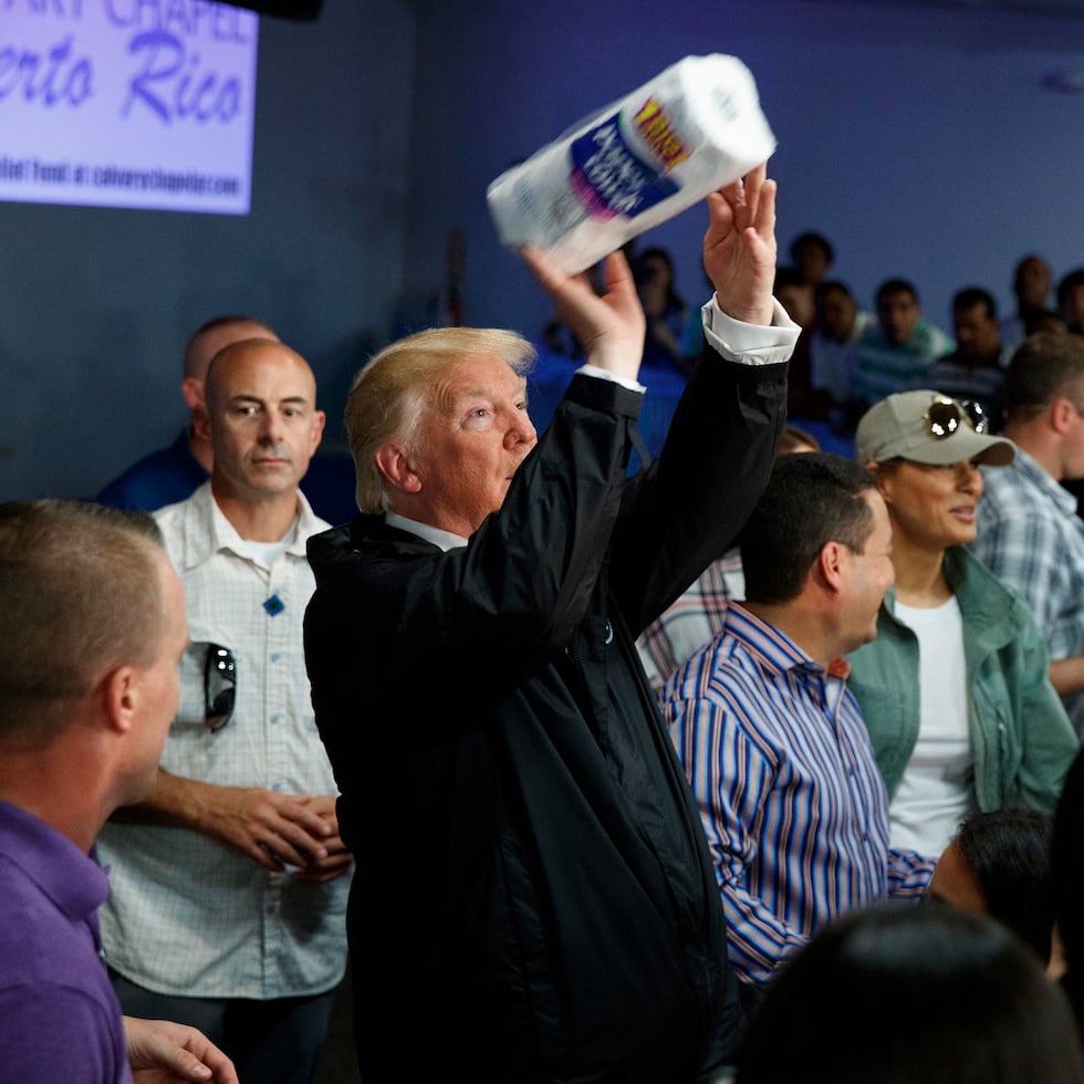 En esta imagen del martes 3 de octubre de 2017, el presidente de Estados Unidos, Donald Trump, lanza toallas de papel a la multitud en la Calvary Chapel, en Guaynabo.