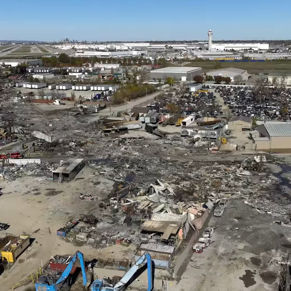 En esta foto, distribuida por la Junta Nacional de Seguridad en el Transporte, se muestra el lugar del accidente de un avión de UPS en Louisville, Kentucky.