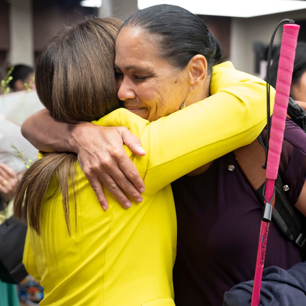 La meteoróloga Ada Monzón junto a la astrofísica, y Mujer del Año 2024, Wanda Díaz.
