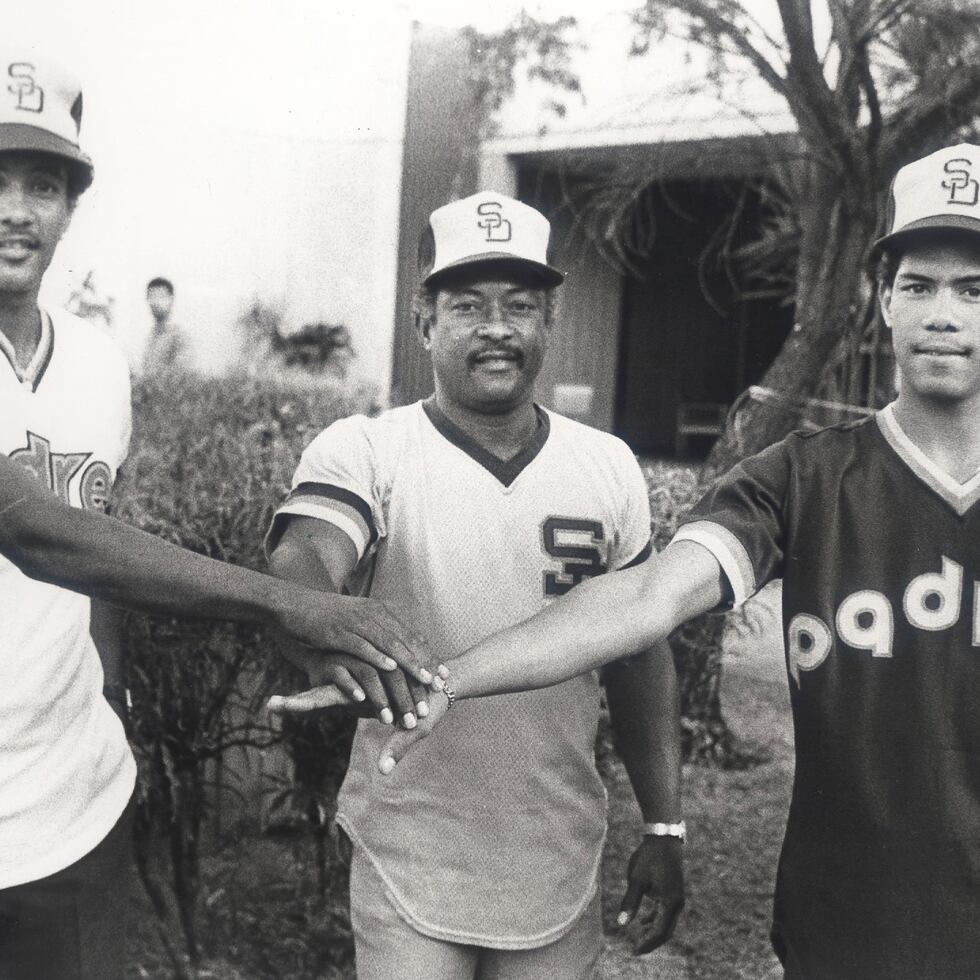 Santos Alomar, father (center) poses with his two sons: Sandy and Roberto.
