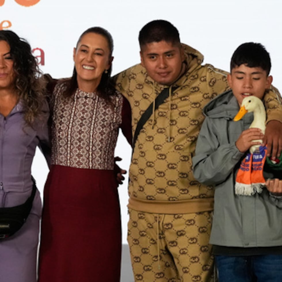 La presidenta mexicana Claudia Sheinbaum posa con el Pato Merlín.