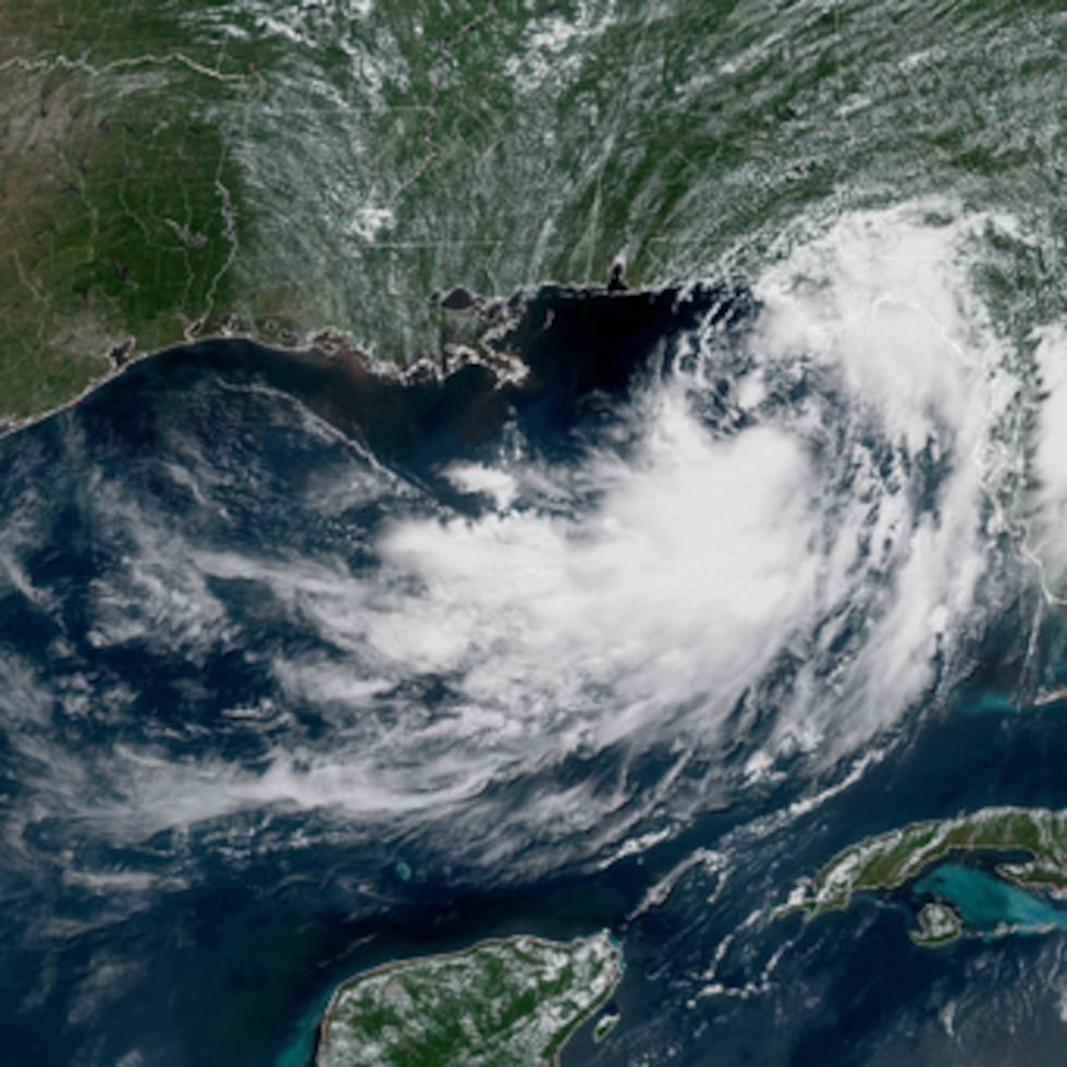 Esta imagen de satélite GeoColor del GOES-19, facilitada por la NOAA, muestra una depresión tropical en el Golfo de México, el lunes 20 de julio de 2026.