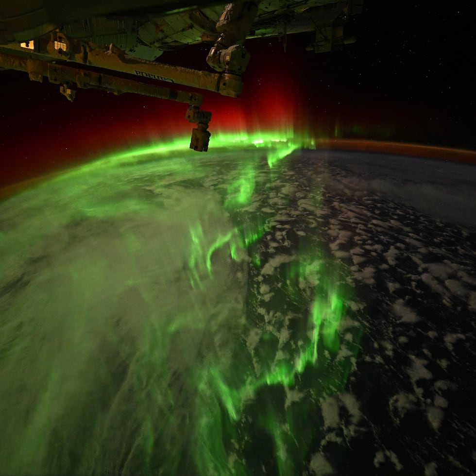 Fotografía publicada en la cuenta oficial en X @Astro_Jessica de la astronauta de la NASA Jessica Meir, que muestra una vista de una aurora austral tomada desde la nave Dragon de SpaceX en la Estación Espacial Internacional (EEI).