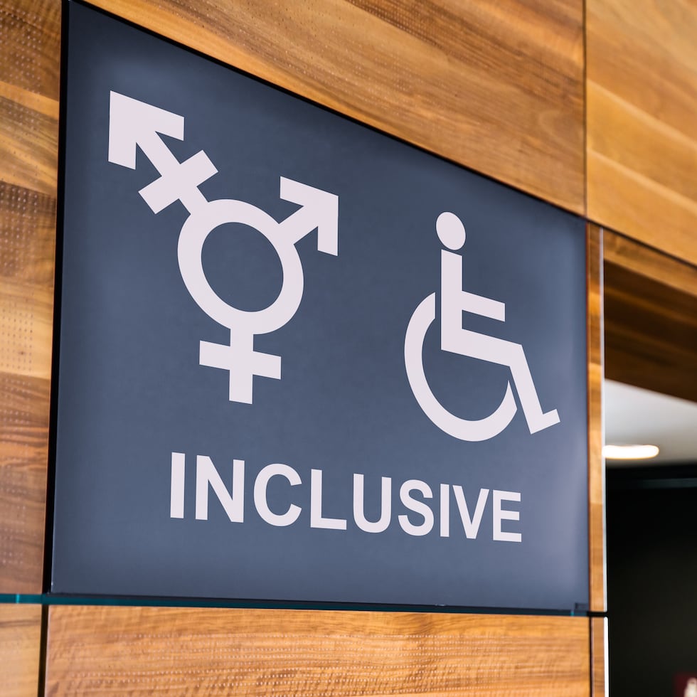 El proyecto para prohibir los baños inclusivos fue aprobado sin vistas públicas.