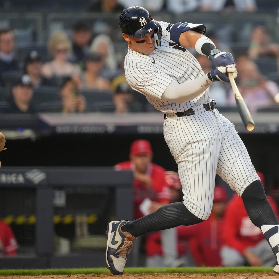 Aaron Judge conectando un cuadrangular de dos carreras en la primera entrada para darle rápida ventaja a los Yankees sobre los Angels.