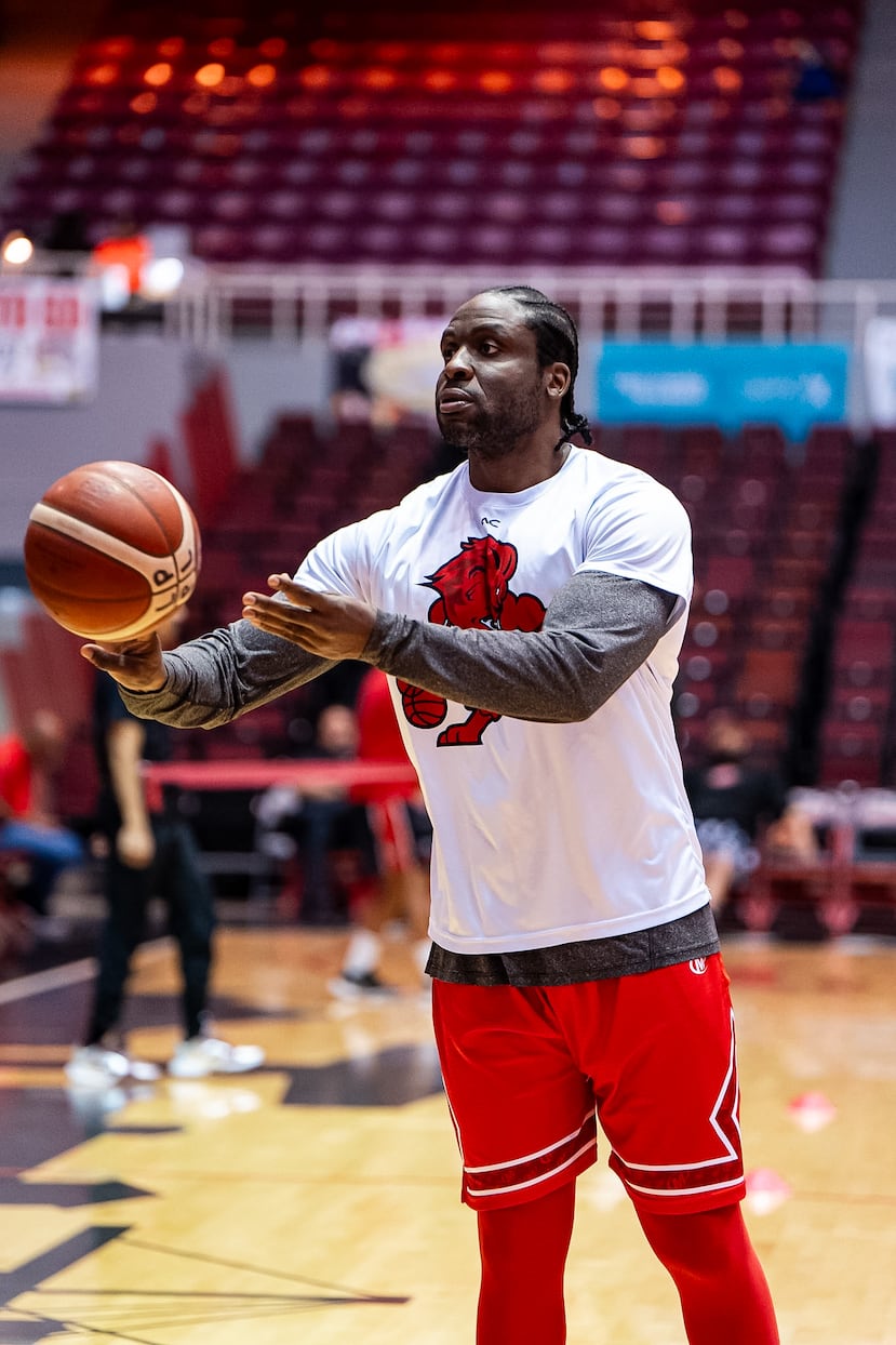 Ike Diogu trabaja como asistente técnico de los Leones de Ponce.