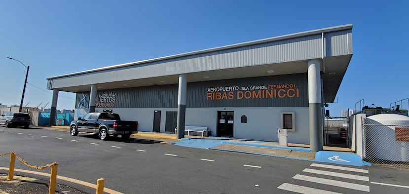 Las mejoras a la terminal de pasajeros del aeropuerto regional Fernando Luis Ribas Dominicci, en Isla grande, incluyeron: reemplazo de puertas y ventanas; nuevo techo interior acústico y pintura interior y exterior.