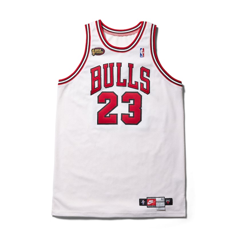 Fotografía cedida por Joopiter que muestra la camiseta blanca de los Chicago Bulls que Michael Jordan usó el 7 de junio de 1998 en el tercer partido de las finales de la NBA.