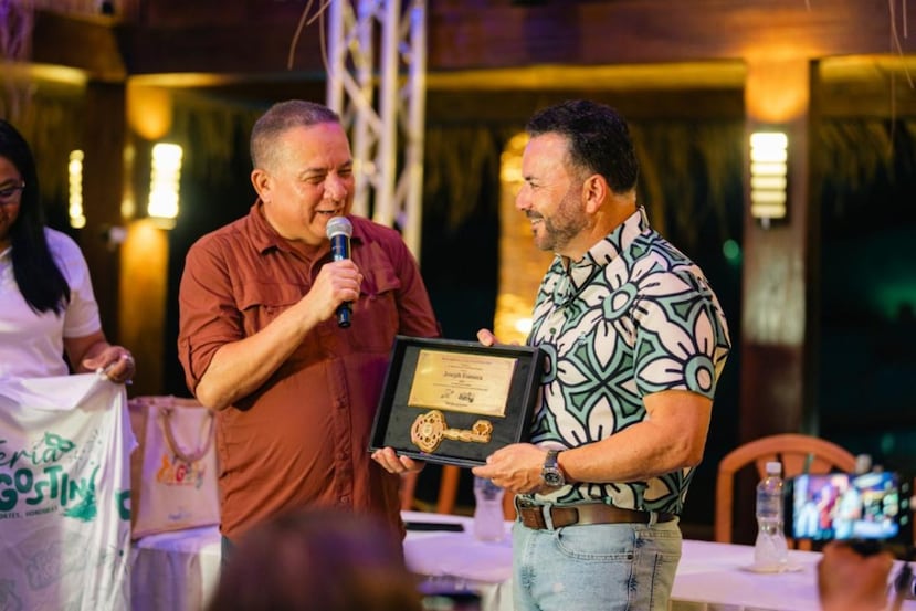 El alcalde municipal, Omar Giancarlo Rodríguez, hizo entrega simbólica a Fonseca de las llaves de la ciudad de Puerto Cortés, como muestra de bienvenida y reconocimiento al artista puertorriqueño.